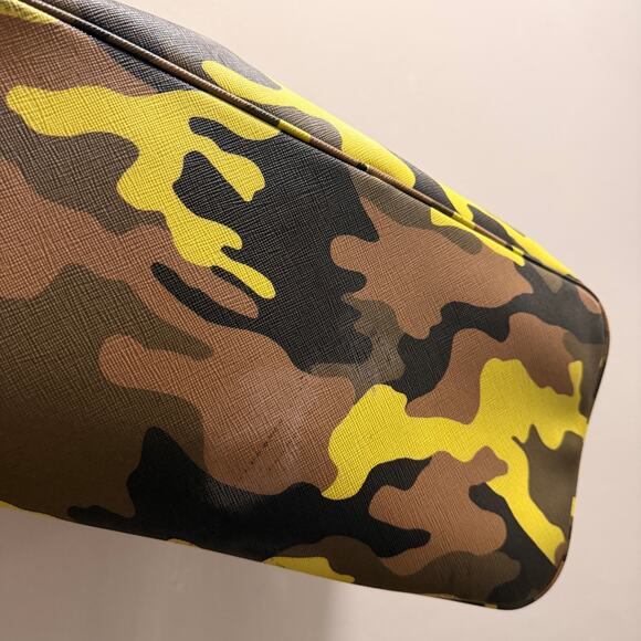 Michael Kors Jet Set Large Acid Lemon Camo Tote Bag Gold Hardware - Picture 7 of 13